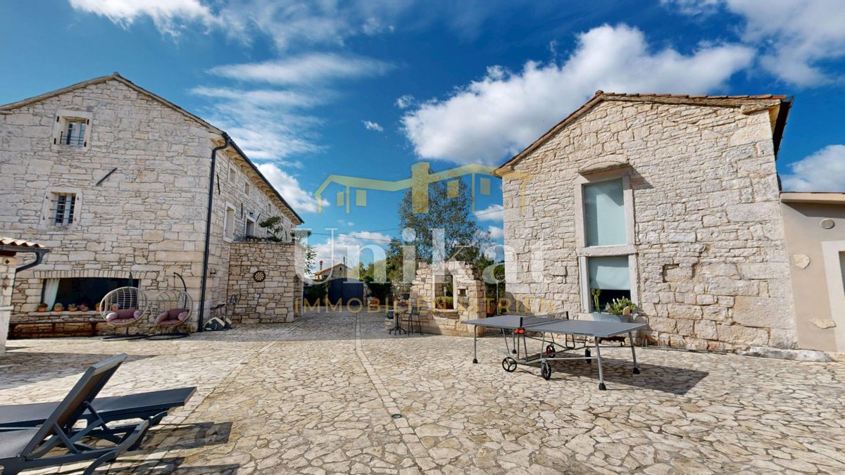 Splendida tenuta con due case in pietra e piscina